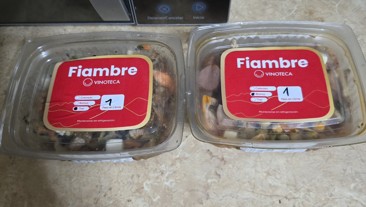 Lic_delDiablo's tweet photo. En búsqueda del fiambre definitivo compré estos de la Vinoteca, uno Thai y uno blanco. Estan ricos el Thai sabe a todo menos a fiambre. El blanco esta rico, los embutidos deliciosos pero sigo prefiriendo el de la Astoria. Seguiremos informando
#Fiambre https://t.co/fHfgyky2GV