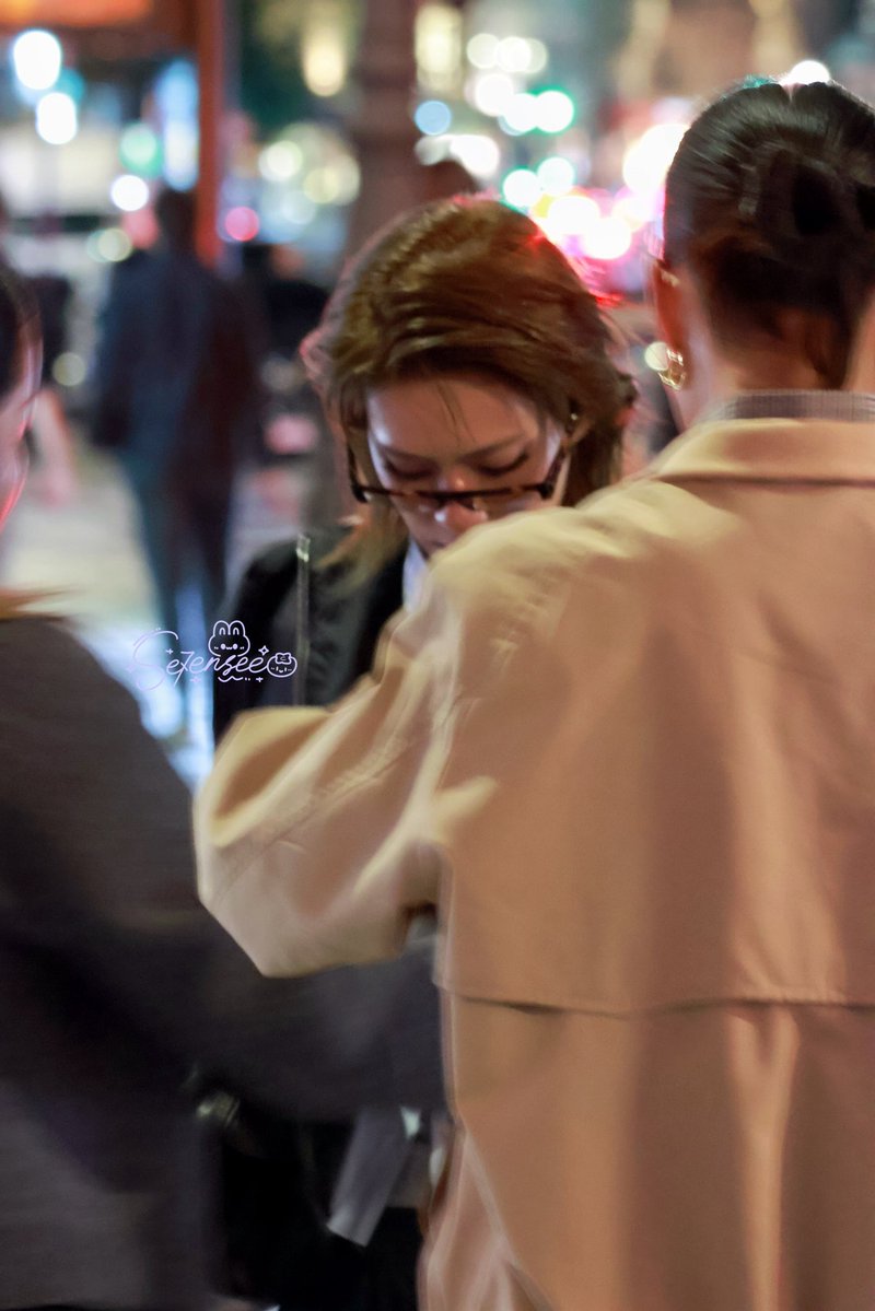 sev7ensee's tweet photo. 🇫🇷Stop showing off on the street, I’m gonna pass out. 😵

#EmiThasorn1stPFWRunwayForMiuMiu
#MiuMiuxEMI 
#MiuMiuSS27 
#emiamily https://t.co/JdeQ9TXXUG