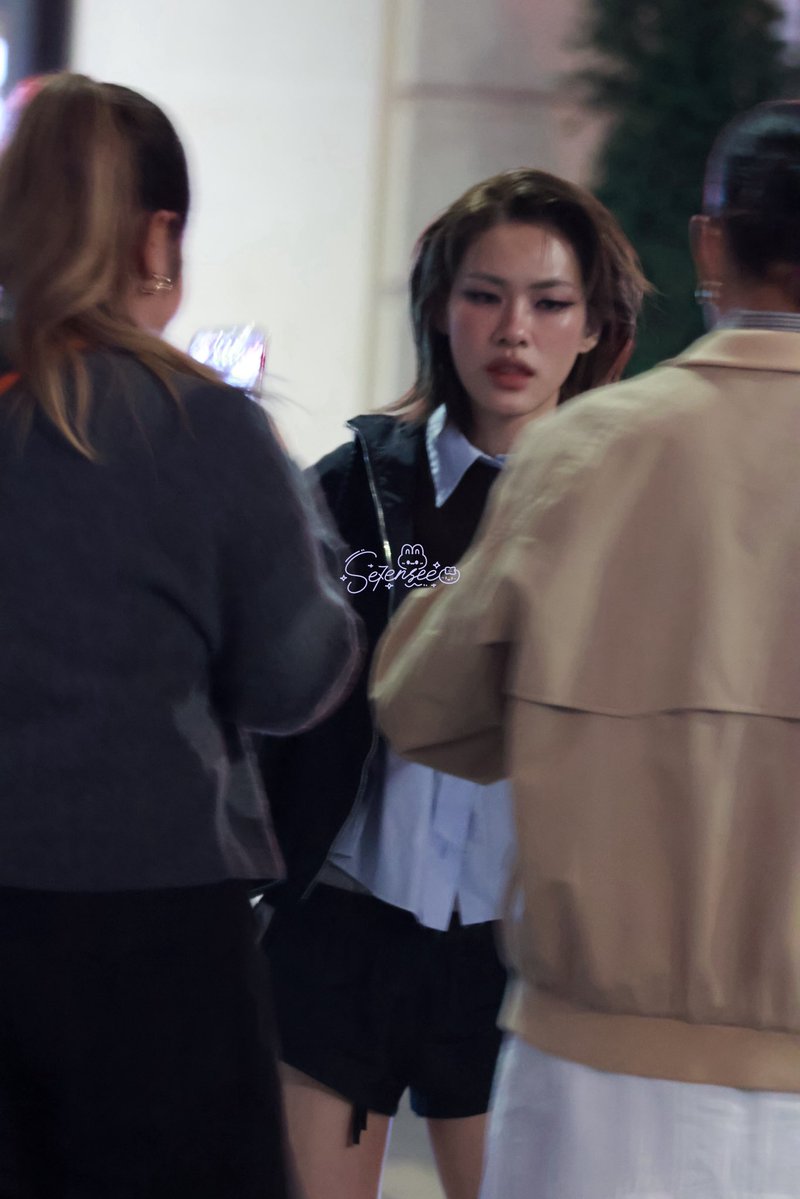 sev7ensee's tweet photo. 🇫🇷Stop showing off on the street, I’m gonna pass out. 😵

#EmiThasorn1stPFWRunwayForMiuMiu
#MiuMiuxEMI 
#MiuMiuSS27 
#emiamily https://t.co/JdeQ9TXXUG