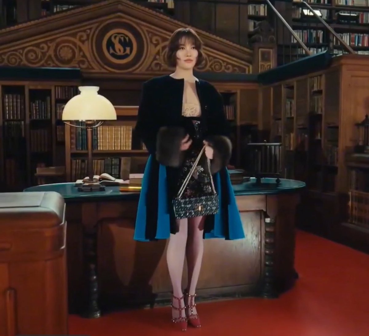 StarryMag's tweet photo. Actress Freen Sarocha stunned giving alluring old school Hollywood glamor at Maison Valentino’s Spring/Summer 2027 Fashion Show in Paris!

SAROCHA X VALENTINO PFW SS27
#ValentinoSS27xFreen
#ValentinoAntibiblioteca
#ValentinoGaravani
#srchafreen‌
#PFW
@valentinoTH @MaisonValentino https://t.co/BjGbrYqiAQ