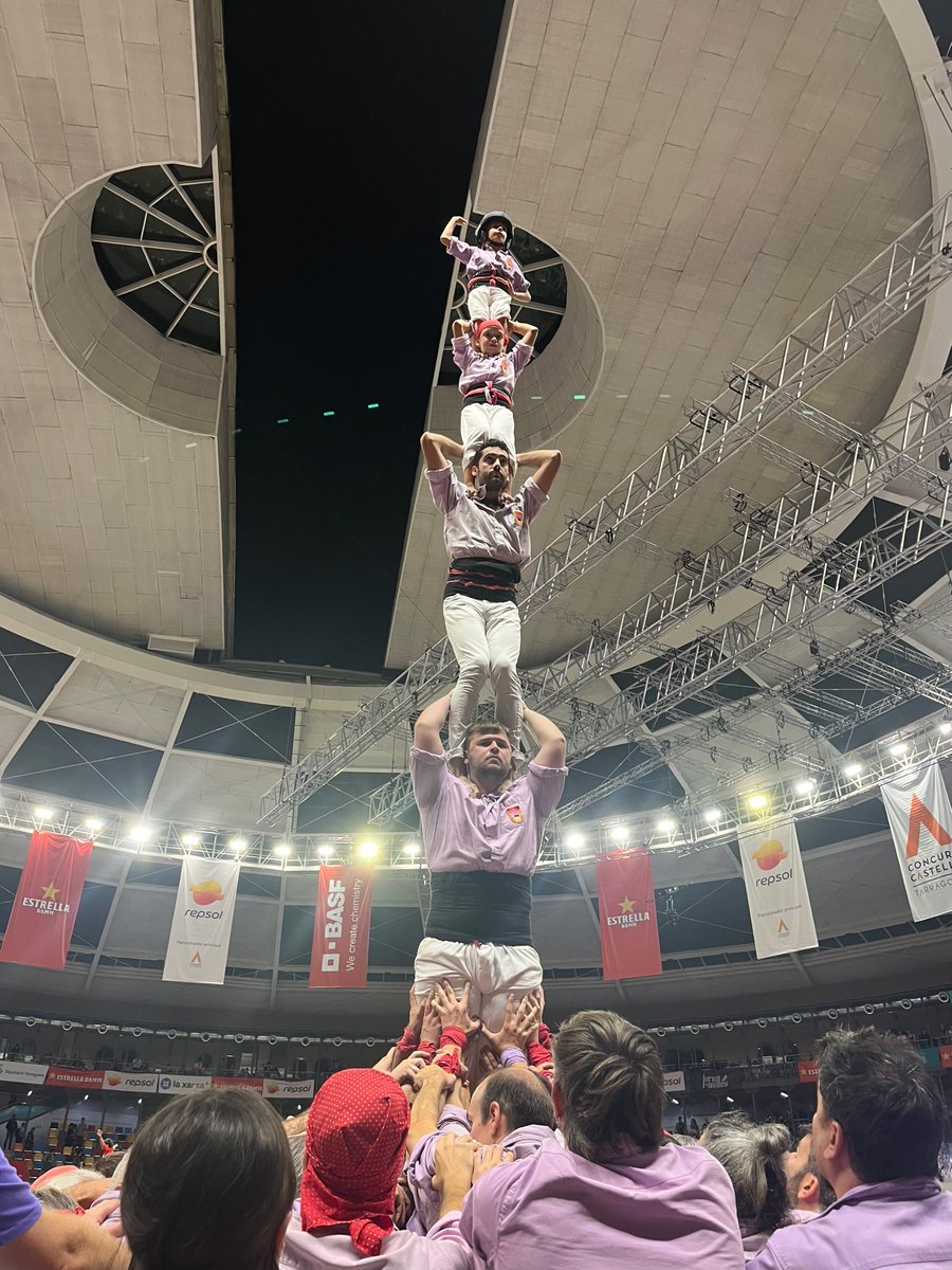 JoveDeTarragona's tweet photo. Tanquem un nou Concurs de Castells amb aquest pilar de cinc. 

🏆🥉 Colla, enhorabona! Som tercers, tornem a pujar al podi!

#FemElPas #castells #ConcursTGN2026 https://t.co/1ZbO5oEX20