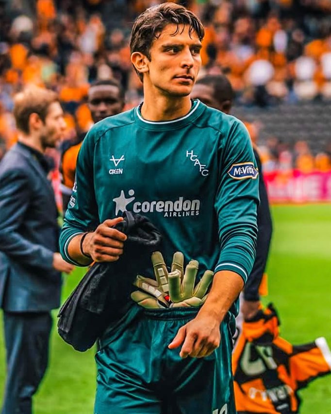 eurofootcom's tweet photo. 🚨🇬🇷 Konstantinos Tzolakis (23) has 5 clean sheets for Hull City &amp; Greece this season! 🧤

✅ Clean sheets vs Man United
✅ Clean sheet vs Coventry
✅ Clean sheet vs Aston Villa
✅ Clean sheet vs Germany
✅ Clean sheet vs Germany

Hull City signed him from Olympiacos.
£20m deal. https://t.co/62Ul5fsLut