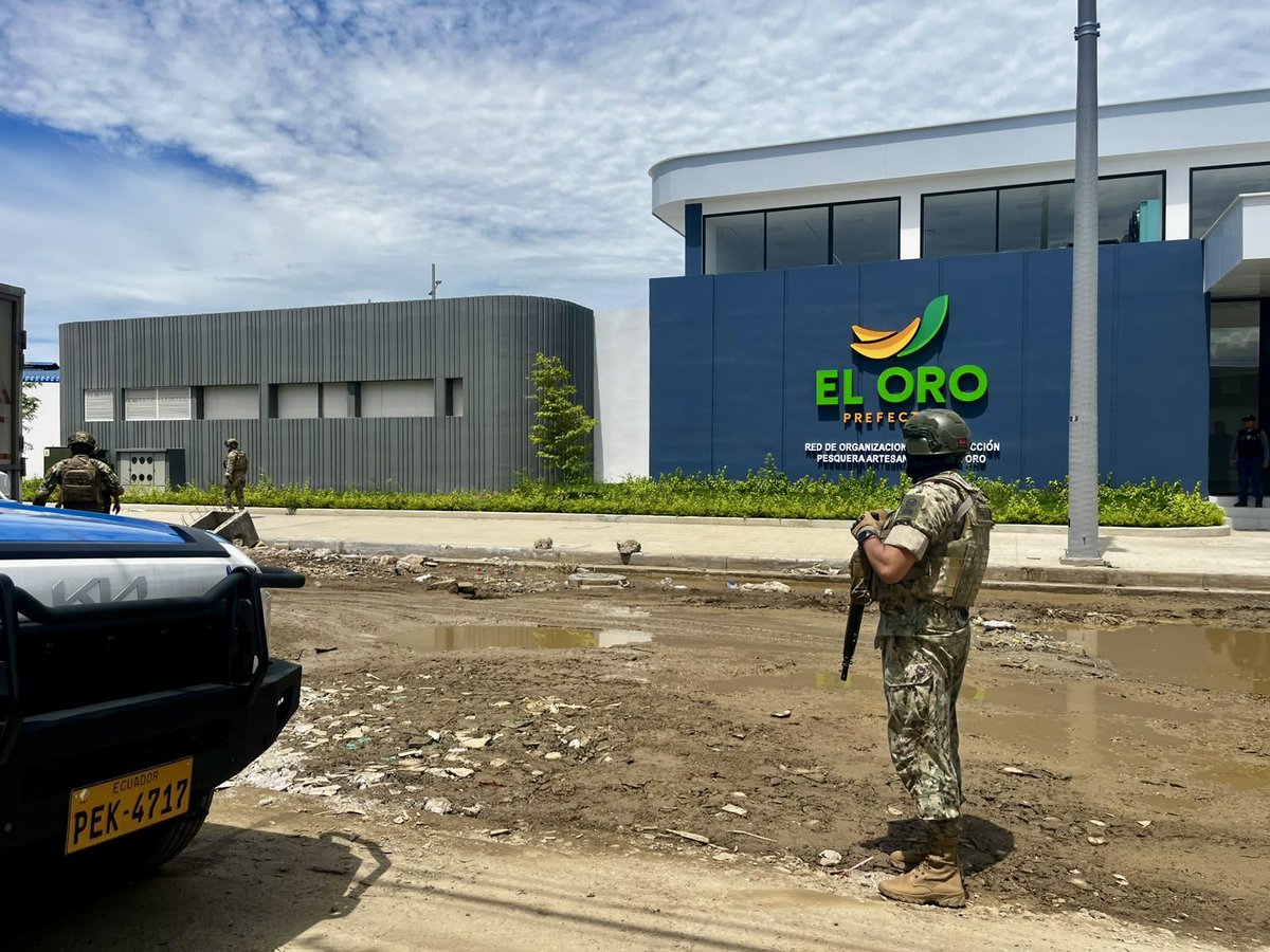 armada_ecuador's tweet photo. DOS PRESUNTOS ARTEFACTOS EXPLOSIVOS FUERON LOCALIZADOS Y AISLADOS EN PUERTO BOLÍVAR

#ElOro | Las Fuerzas Armadas, a través de la Armada del Ecuador, con personal del Batallón de Infantería de Marina N.° 22 “Jambelí”, ejecutaron una operación de seguridad en el sector Barrio Amazonas 1, Puerto Bolívar, tras recibir una alerta de la Policía Nacional sobre la presencia de presunto material explosivo.

El personal militar se trasladó al sector, estableció un perímetro de seguridad y efectuó el control del área. Durante la intervención fueron localizados 02 presuntos artefactos explosivos, adoptándose las medidas necesarias para evitar riesgos a la ciudadanía.

La zona permaneció aislada y bajo control hasta la llegada de las autoridades competentes, quienes asumieron el procedimiento para la verificación del material y las diligencias legales correspondientes.

Con estas acciones, las Fuerzas Armadas mantienen operaciones permanentes en Puerto Bolívar y otros sectores priorizados de la provincia de El Oro, contribuyendo a fortalecer la seguridad y proteger a la ciudadanía.

#YoSoyNaval
#SiempreARumbo