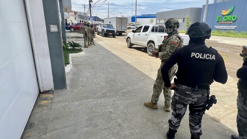 armada_ecuador's tweet photo. DOS PRESUNTOS ARTEFACTOS EXPLOSIVOS FUERON LOCALIZADOS Y AISLADOS EN PUERTO BOLÍVAR

#ElOro | Las Fuerzas Armadas, a través de la Armada del Ecuador, con personal del Batallón de Infantería de Marina N.° 22 “Jambelí”, ejecutaron una operación de seguridad en el sector Barrio Amazonas 1, Puerto Bolívar, tras recibir una alerta de la Policía Nacional sobre la presencia de presunto material explosivo.

El personal militar se trasladó al sector, estableció un perímetro de seguridad y efectuó el control del área. Durante la intervención fueron localizados 02 presuntos artefactos explosivos, adoptándose las medidas necesarias para evitar riesgos a la ciudadanía.

La zona permaneció aislada y bajo control hasta la llegada de las autoridades competentes, quienes asumieron el procedimiento para la verificación del material y las diligencias legales correspondientes.

Con estas acciones, las Fuerzas Armadas mantienen operaciones permanentes en Puerto Bolívar y otros sectores priorizados de la provincia de El Oro, contribuyendo a fortalecer la seguridad y proteger a la ciudadanía.

#YoSoyNaval
#SiempreARumbo