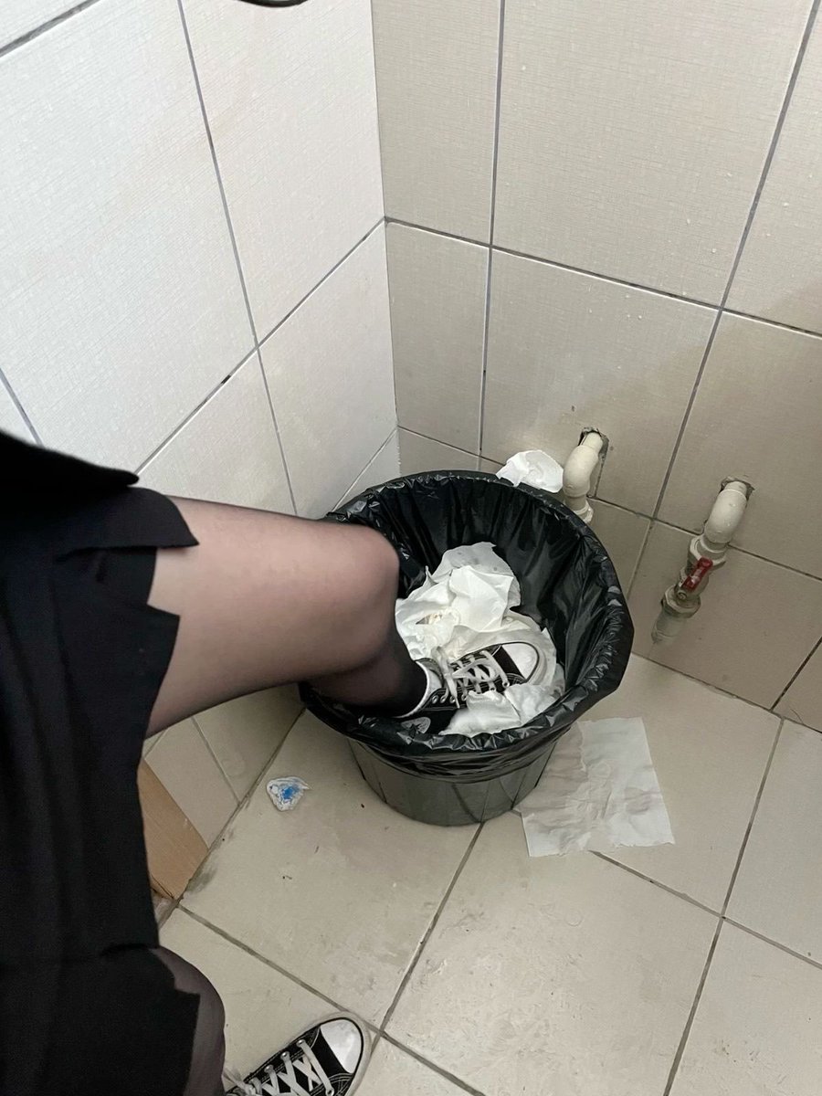 Herrin_Carinaa's tweet photo. Leccami le scarpe dentro questo cestino, proprio accanto ai fazzoletti che uso per pulirmi il culo 👑👑
#findom #femdom 

Telegram https://t.co/baaewv29IK https://t.co/qi3WPC8z7f