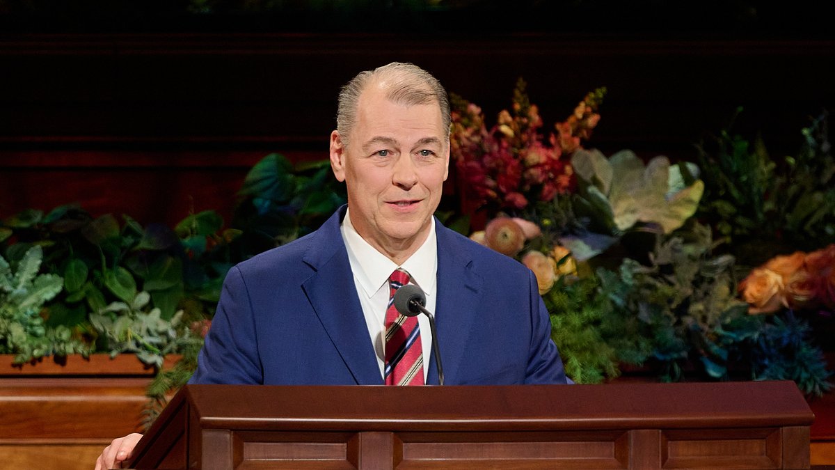 Ch_JesusChrist's tweet photo. "When we help people rather than judge them, one by one, in our own small and simple ways, we are preparing the world for the Second Coming of Jesus Christ."  

—Elder Paul H. Sinclair   
#GeneralConference 

https://t.co/cV0KdxbI9l https://t.co/AfJTn393aH