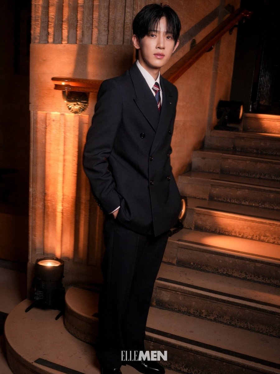 ElleMenThailand's tweet photo. พาส่อ��ลุคของเหล่า Brand Ambassador ของ Valentino ที่ร่วมชมแฟชั่นโชว์ Valentino Antibiblioteca ณ กรุงปารีส 

ที่มาร่วมถ่ายทอดสไตล์ผ่านลุคในแบบฉบับของตัวเอง พร้อมสัมผัสบรรยากาศของโชว์ภายใต้คอลเล็กชั่นล่าสุดจาก Valentino

#ElleMenThailand  
#ValentinoSS27 
#ValentinoAntibiblioteca https://t.co/NHm5Zj6BCS
