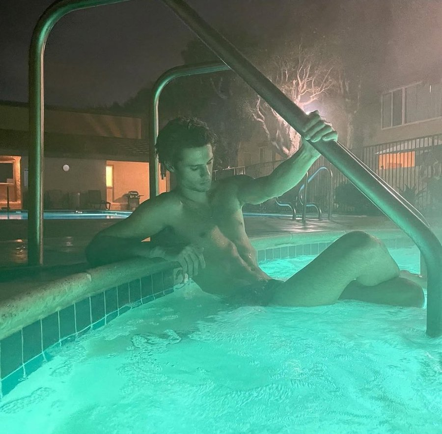 Mmmdeux1a's tweet photo. i thought this was a classy party ??? https://t.co/PuPTRyjRlx