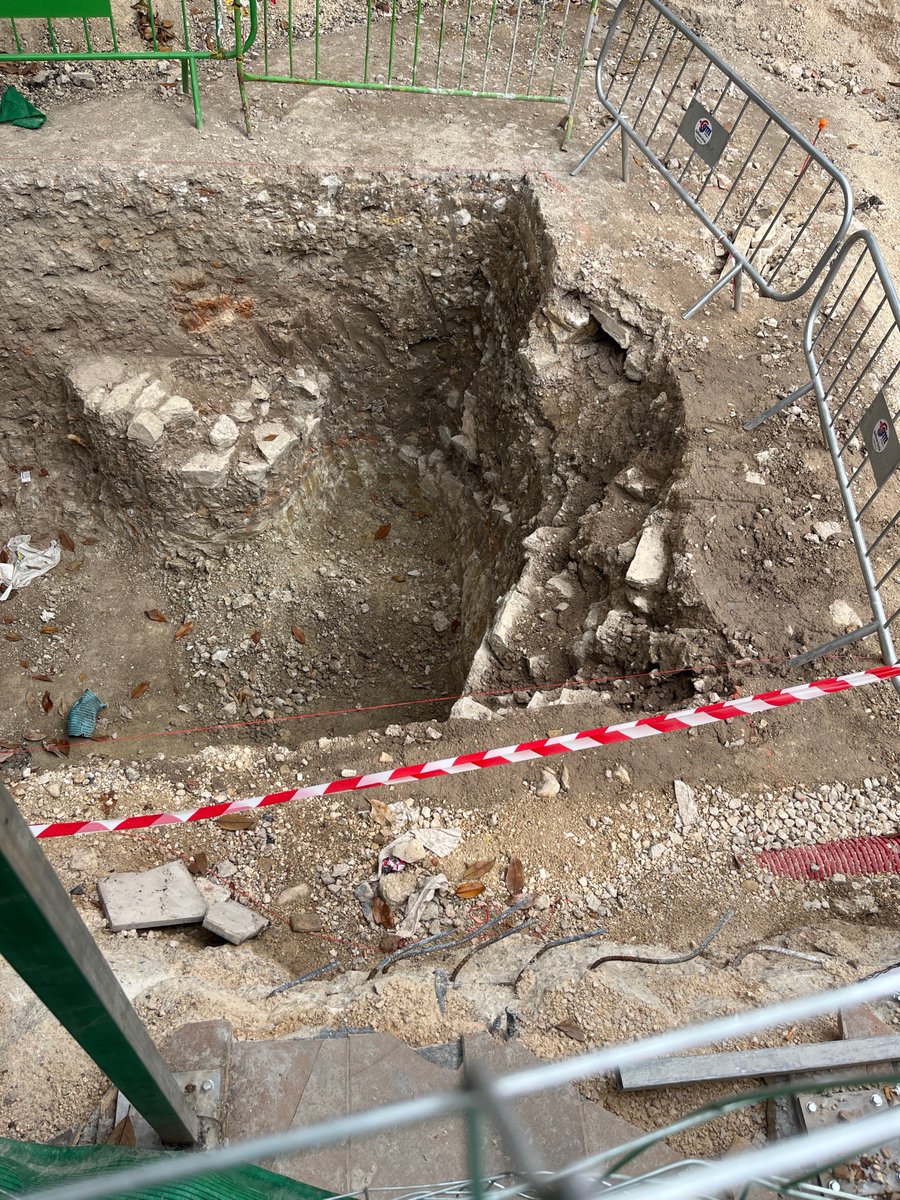 AltavozRetumba's tweet photo. 🚨 ALERTA HISTÓRICA EN JAÉN: UNA MÁQUINA SECCIONA ESTRUCTURAS EN UN SUELO CON MÁS DE CINCO SIGLOS DE HISTORIA.

En pleno corazón de la ciudad, en la Plaza de la Constitución (Las Palmeras), las obras han sacado a la luz muros de mampostería tradicional y fábricas de piedra antigua en el subsuelo. 

Hablamos de un suelo con más de cinco siglos de historia urbana documentada: el antiguo enclave del Mercado del Arrabal desde el siglo XV (tiempos del Condestable Iranzo). 

Lo que muestran las imágenes es un hecho gravísimo e incuestionable:
❌ Una retroexcavadora no puede entrar a ciegas a golpear y seccionar sillares y muros históricos como si fueran escombros[cite: 1, 3].
❌ Maniobras para rellenar de inmediato con zahorra y hormigón antes de emitir un informe técnico público.
❌ Falta de transparencia sobre la preceptiva supervisión arqueológica a pie de zanja.

Exigimos la personación urgente del SEPRONA (@guardiacivil) y de los inspectores de la Delegación de Cultura (@CulturaAND). La historia de Jaén no se rompe con una pala mecánica ni se entierra en secreto por prisas de obra. 🛑🏛️

¡El subsuelo de Jaén se respeta y se cataloga! ¡MÁXIMO RT! 🔄

#Jaén #PatrimonioJaén #PlazaDeLasPalmeras #PlazaDeLaConstitución #CulturaAndalucía #Seprona #JaénHistórico