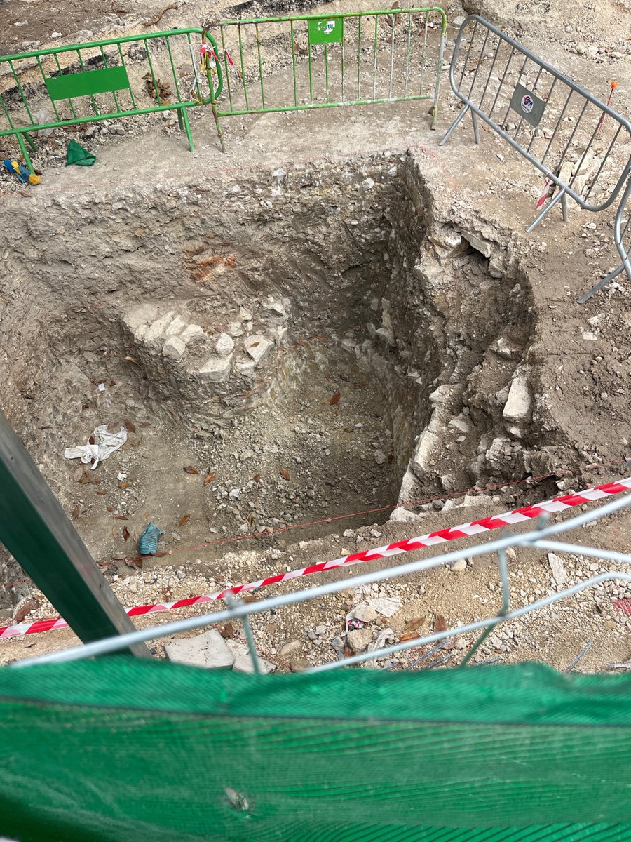 AltavozRetumba's tweet photo. 🚨 ALERTA HISTÓRICA EN JAÉN: UNA MÁQUINA SECCIONA ESTRUCTURAS EN UN SUELO CON MÁS DE CINCO SIGLOS DE HISTORIA.

En pleno corazón de la ciudad, en la Plaza de la Constitución (Las Palmeras), las obras han sacado a la luz muros de mampostería tradicional y fábricas de piedra antigua en el subsuelo. 

Hablamos de un suelo con más de cinco siglos de historia urbana documentada: el antiguo enclave del Mercado del Arrabal desde el siglo XV (tiempos del Condestable Iranzo). 

Lo que muestran las imágenes es un hecho gravísimo e incuestionable:
❌ Una retroexcavadora no puede entrar a ciegas a golpear y seccionar sillares y muros históricos como si fueran escombros[cite: 1, 3].
❌ Maniobras para rellenar de inmediato con zahorra y hormigón antes de emitir un informe técnico público.
❌ Falta de transparencia sobre la preceptiva supervisión arqueológica a pie de zanja.

Exigimos la personación urgente del SEPRONA (@guardiacivil) y de los inspectores de la Delegación de Cultura (@CulturaAND). La historia de Jaén no se rompe con una pala mecánica ni se entierra en secreto por prisas de obra. 🛑🏛️

¡El subsuelo de Jaén se respeta y se cataloga! ¡MÁXIMO RT! 🔄

#Jaén #PatrimonioJaén #PlazaDeLasPalmeras #PlazaDeLaConstitución #CulturaAndalucía #Seprona #JaénHistórico
