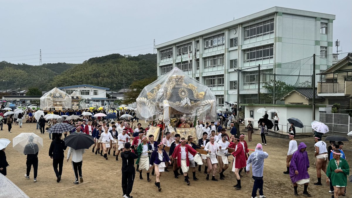 LqDml's tweet photo. 令和8年10月4日
兵庫県姫路市「的形小学校150周年記念行事」に、6台の屋台が集結しました！
本降りの雨となり、残念ながら予定されていた練り合わせは中止に😢
それでも、屋台は練りながら退場！2台の屋台による練り合わせ😱急いで近くまで向かいましたが、すでに遅く😅ちょっと残念でした。
＃太鼓台 https://t.co/iYkwVe0VkE