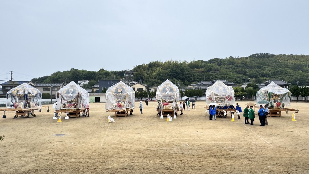 LqDml's tweet photo. 令和8年10月4日
兵庫県姫路市「的形小学校150周年記念行事」に、6台の屋台が集結しました！
本降りの雨となり、残念ながら予定されていた練り合わせは中止に😢
それでも、屋台は練りながら退場！2台の屋台による練り合わせ😱急いで近くまで向かいましたが、すでに遅く😅ちょっと残念でした。
＃太鼓台 https://t.co/iYkwVe0VkE