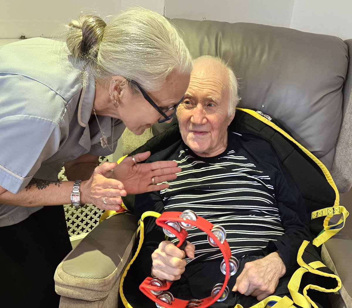 RedmountResHome's tweet photo. The highlights of our week have included an afternoon of singing with Zoe's Cabaret Entertainment and outings to enjoy the balmy weather we've had recently #Wellbeing #MusicalTherapy #Singalong #GreatOutdoors https://t.co/OcoMMqQUWS