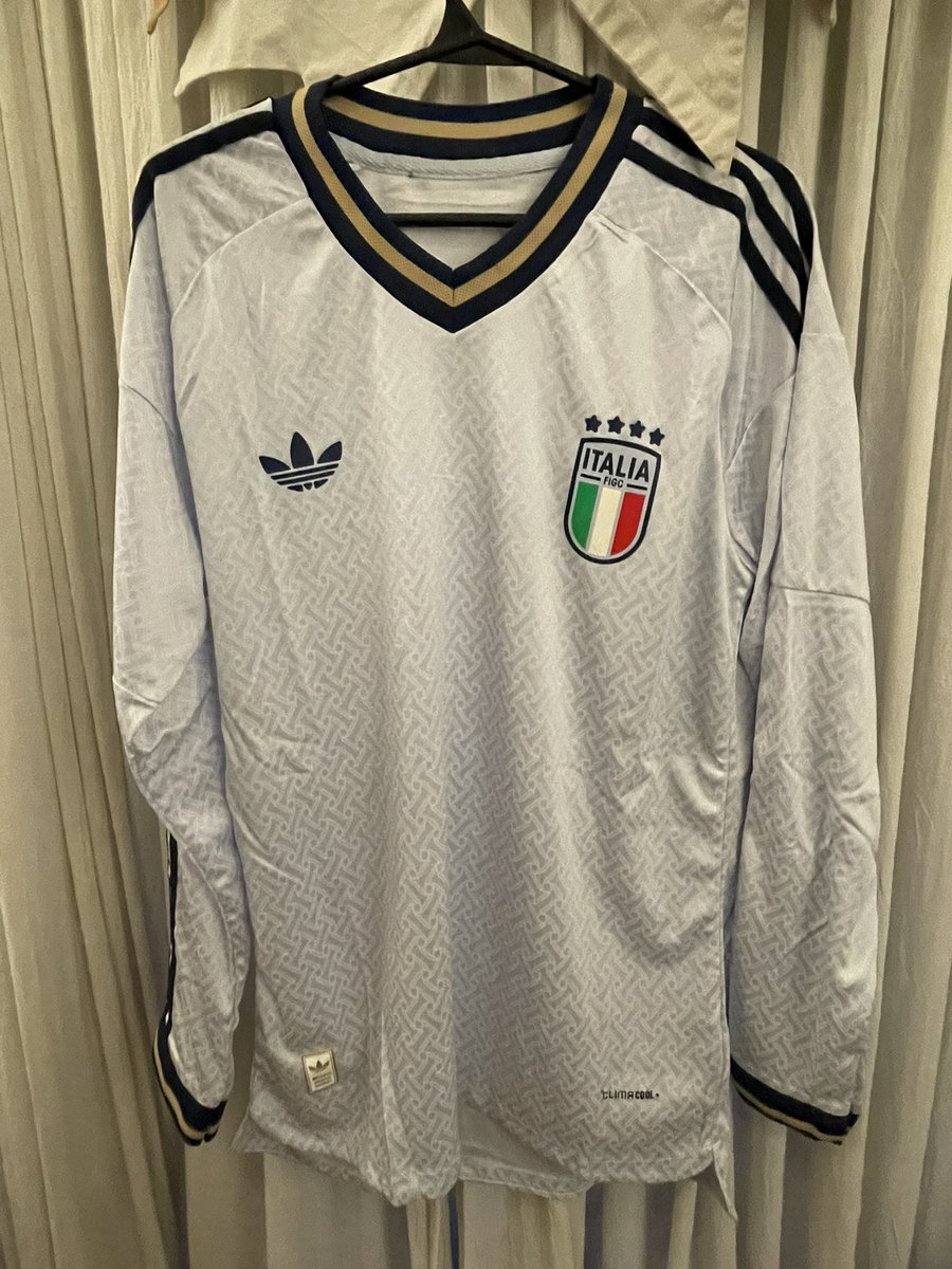 carasaki11's tweet photo. 👕🇮🇹 Con una base de tonos azulados, la camiseta suplente de Italia incluye un patrón gráfico que imita las tramas y tejidos clásicos de los trajes sastre tradicionales de Italia. Moda de alta costura.

https://t.co/C6auccrpTV | +86 135 4356 2182 https://t.co/p1nC4rVdW8