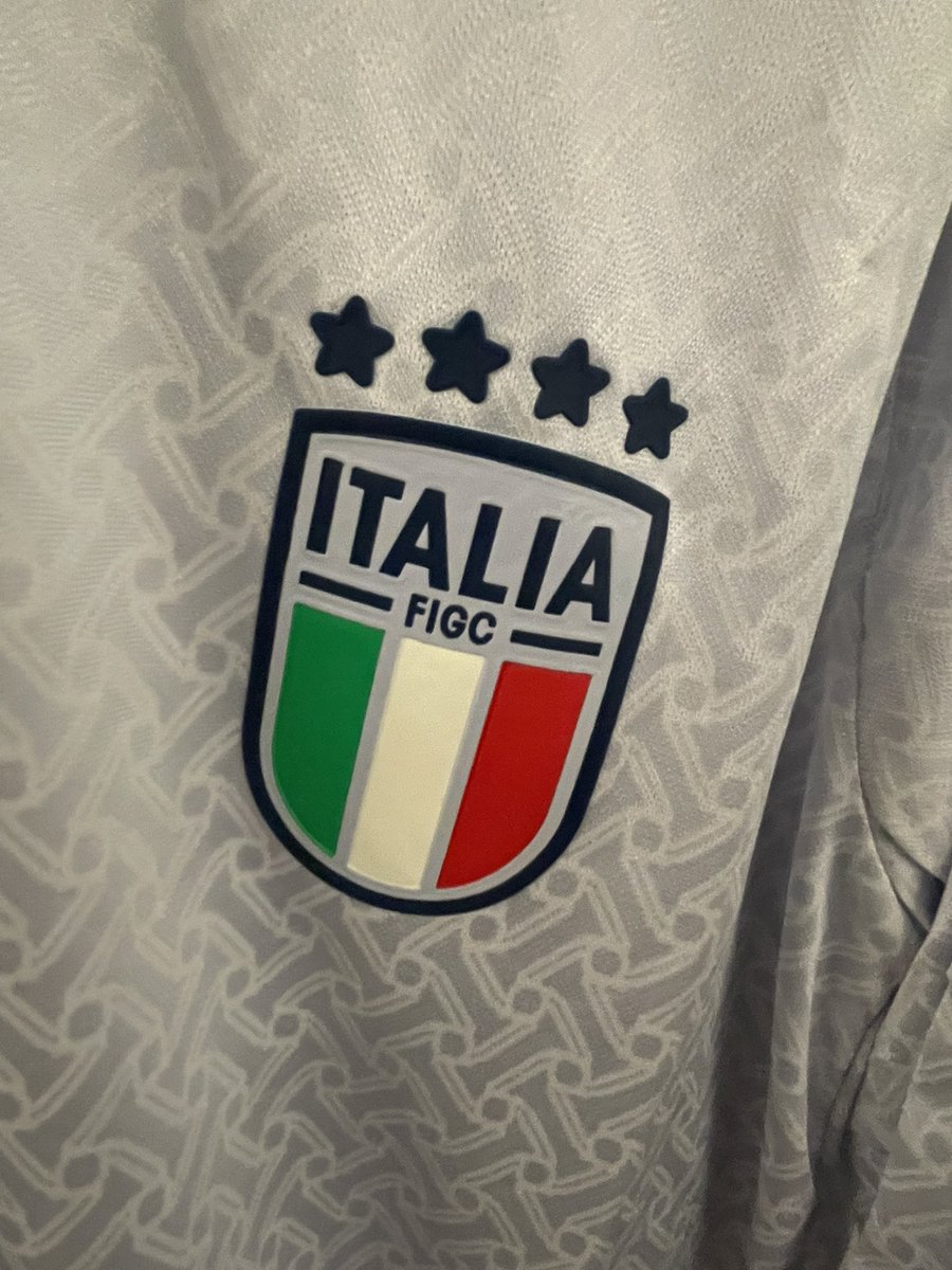 carasaki11's tweet photo. 👕🇮🇹 Con una base de tonos azulados, la camiseta suplente de Italia incluye un patrón gráfico que imita las tramas y tejidos clásicos de los trajes sastre tradicionales de Italia. Moda de alta costura.

https://t.co/C6auccrpTV | +86 135 4356 2182 https://t.co/p1nC4rVdW8