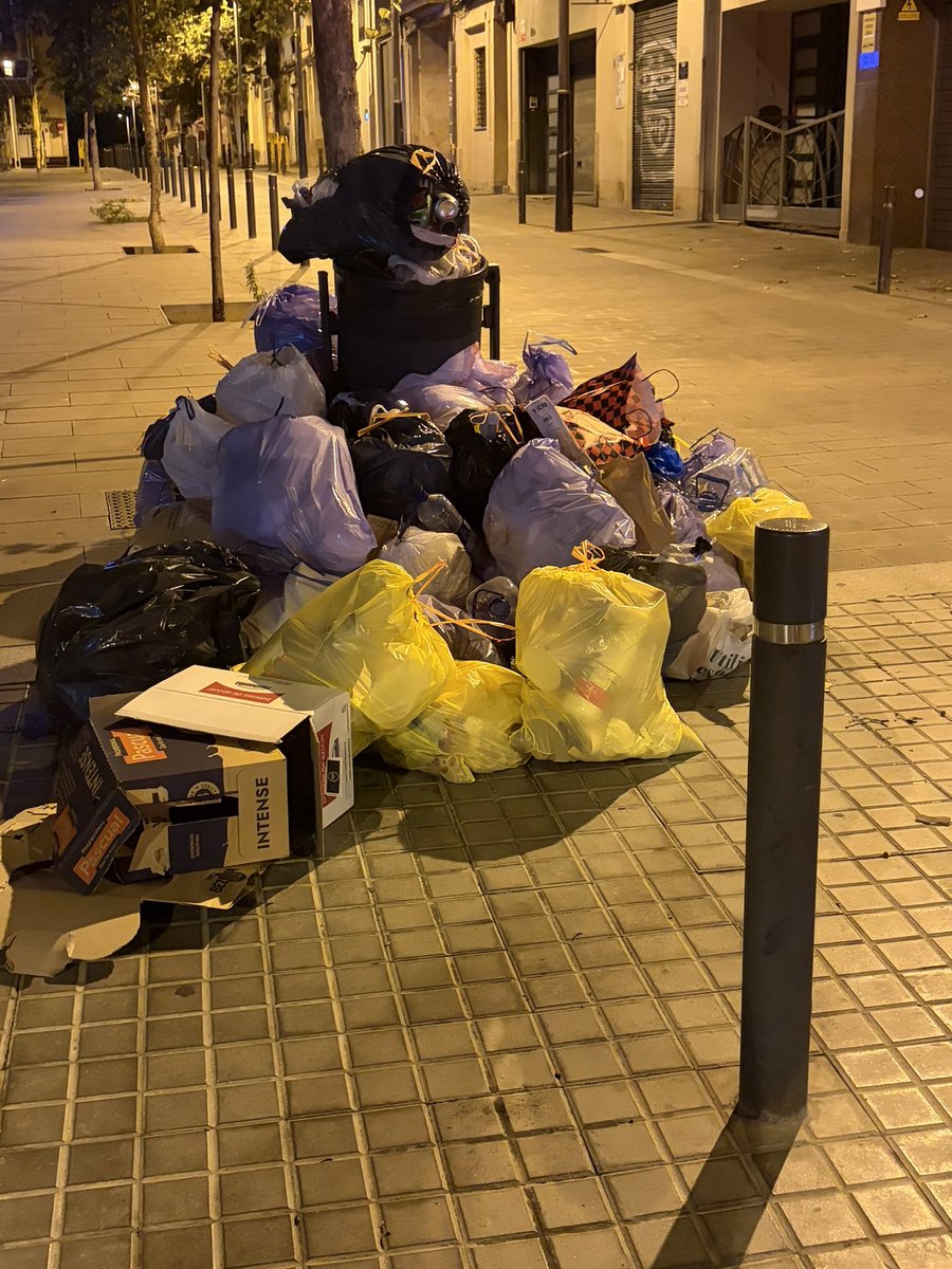SoniaDeveRi's tweet photo. Entenc que ahir al vespre, amb la pluja, no es pogués fer la recollida amb normalitat. Però avui tocava doblar el servei i retirar-ho tot. A Torre d��en Damians, a aquestes hores, la imatge és aquesta. Barcelona no pot funcionar sempre a remolc. #BarcelonaEnSerio https://t.co/aVnrg567HC