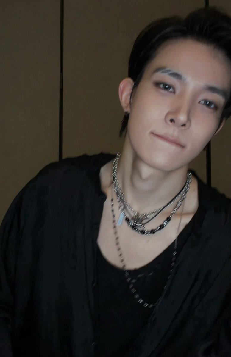 heejakemine's tweet photo. when he purposely shows his adam’s apple https://t.co/qyiqC3Dp2C