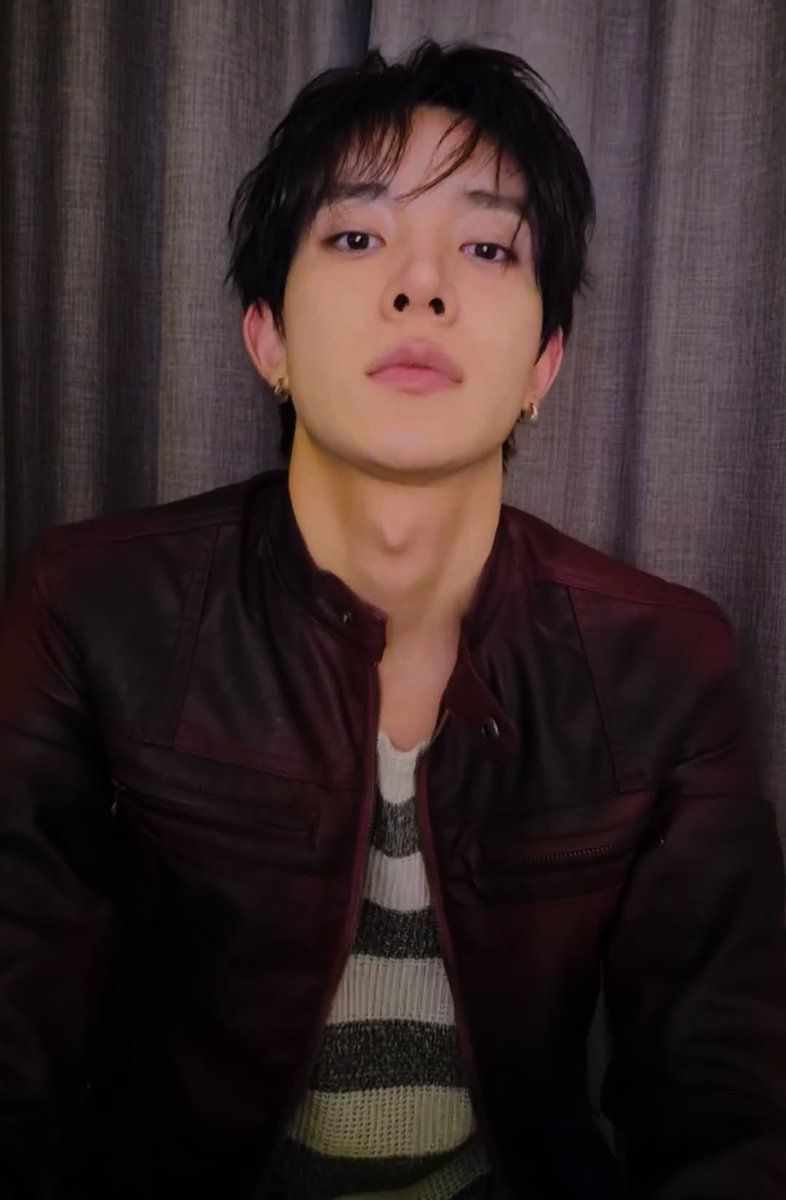 heejakemine's tweet photo. when he purposely shows his adam’s apple https://t.co/qyiqC3Dp2C