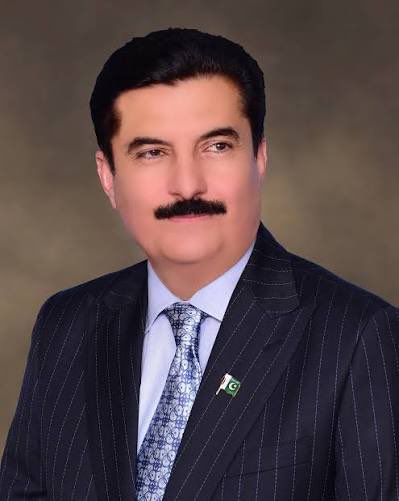 PtiOicOfficial's tweet photo. 😡😡محسن نقوی اور فیصل کنڈی کی خیبر پختونخوا میں گورنر راج یا ایمرجنسی کے نفاذ پر مشاورت محض ایک ملاقات نہیں، بلکہ ایک منتخب صوبائی حکومت کے مینڈیٹ کو دبانے کی کھلی تیاری ہے۔ آج جب خیبر پختونخوا کی حکومت عوام کے مطالبات لے کر اسلام آباد کی جانب لانگ مارچ کر رہی ہے، اسی وقت مرکز میں بیٹھے یہ غیر منتخب سیاسی کردار آئینی اختیار کو سیاسی دباؤ کے لیے استعمال کرنے کی راہیں تلاش کر رہے ہیں۔

عوام یہ سوال ضرور پوچھیں: جن لوگوں کے پاس خیبر پختونخوا کے عوام کا کوئی انتخابی مینڈیٹ نہیں، وہ آخر کس اخلاقی اور سیاسی اختیار کے تحت صوبے کے منتخب مینڈیٹ کو ختم کرنے کی بات کر رہے ہیں؟😡

اگر خیبر پختونخوا کے عوام کا فیصلہ ان کی مرضی کے مطابق نہیں تو کیا سزا کے طور پر پورے صوبے پر ایمرجنسی یا گورنر راج مسلط کیا جائے گا؟😡

عوام کے ووٹ کو دبانے کے لیے آئینی شقوں کو سیاسی ہتھیار بنانا جمہوری عمل کے لیے ایک انتہائی سنگین معاملہ ہے۔ خیبر پختونخوا کے عوام کا مینڈیٹ کسی بند کمرے کی ملاقات کا محتاج نہیں۔😡

#عوامی_سمندر_سڑکوں_پر 

#اکتوبر4_آغاز_مزاحمت 

#سر_بکف_میدان_میں 

@InsafPK 
Pakistan Tehreek-e-Insaf