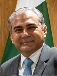 PtiOicOfficial's tweet photo. 😡😡محسن نقوی اور فیصل کنڈی کی خیبر پختونخوا میں گورنر راج یا ایمرجنسی کے نفاذ پر مشاورت محض ایک ملاقات نہیں، بلکہ ایک منتخب صوبائی حکومت کے مینڈیٹ کو دبانے کی کھلی تیاری ہے۔ آج جب خیبر پختونخوا کی حکومت عوام کے مطالبات لے کر اسلام آباد کی جانب لانگ مارچ کر رہی ہے، اسی وقت مرکز میں بیٹھے یہ غیر منتخب سیاسی کردار آئینی اختیار کو سیاسی دباؤ کے لیے استعمال کرنے کی راہیں تلاش کر رہے ہیں۔

عوام یہ سوال ضرور پوچھیں: جن لوگوں کے پاس خیبر پختونخوا کے عوام کا کوئی انتخابی مینڈیٹ نہیں، وہ آخر کس اخلاقی اور سیاسی اختیار کے تحت صوبے کے منتخب مینڈیٹ کو ختم کرنے کی بات کر رہے ہیں؟😡

اگر خیبر پختونخوا کے عوام کا فیصلہ ان کی مرضی کے مطابق نہیں تو کیا سزا کے طور پر پورے صوبے پر ایمرجنسی یا گورنر راج مسلط کیا جائے گا؟😡

عوام کے ووٹ کو دبانے کے لیے آئینی شقوں کو سیاسی ہتھیار بنانا جمہوری عمل کے لیے ایک انتہائی سنگین معاملہ ہے۔ خیبر پختونخوا کے عوام کا مینڈیٹ کسی بند کمرے کی ملاقات کا محتاج نہیں۔😡

#عوامی_سمندر_سڑکوں_پر 

#اکتوبر4_آغاز_مزاحمت 

#سر_بکف_میدان_میں 

@InsafPK 
Pakistan Tehreek-e-Insaf