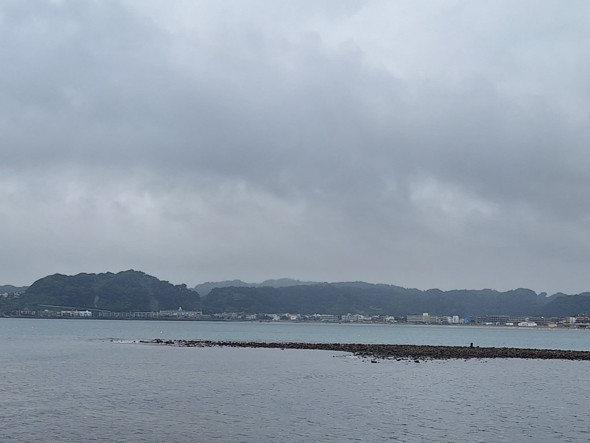 sfXNu9gpuIpY0x1's tweet photo. 潮が引くと海面から姿を現す日本最古の築港遺跡「和賀江嶋」。鎌倉時代には海の玄関口として多くの交易船が行き来し、湾内は積み替えの小舟や物資で大変な賑わいだったと伝わります。約800年たった今も、当時の記憶を刻む石積みが鎌倉の海を静かに見守っています。 https://t.co/EoqgRpgD8O