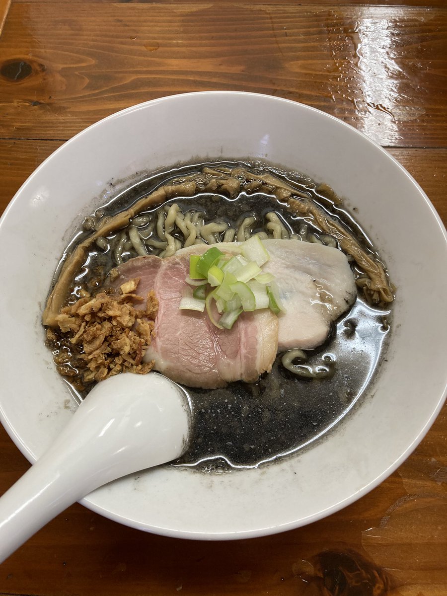 ramenseijitsu's tweet photo. おはようございます。
本日も通常通り11:00～14:30で営業致します。

限定はブラック醤油らぁ麺¥1000です。イカスミパウダー入りでクセなくまろやかでコクがあります。麺お選び下さい。

ご来店お待ちしております🙇‍♂️ https://t.co/dHzqXiAUMH