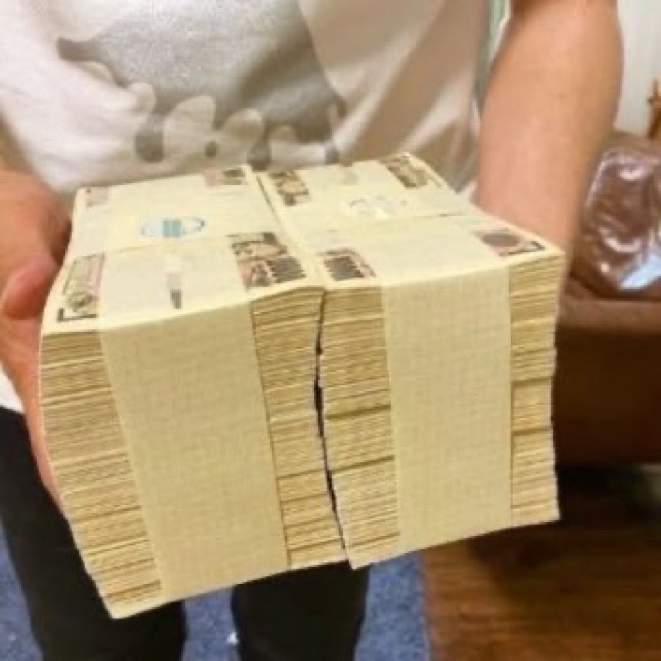 masashiLto's tweet photo. もし今日、300万円が突然あなたの口座に入ったら…💴

生活は楽になると思いますか？

① はい、かなり楽になる
② いいえ、あまり変わらない https://t.co/mhm9jp2geX