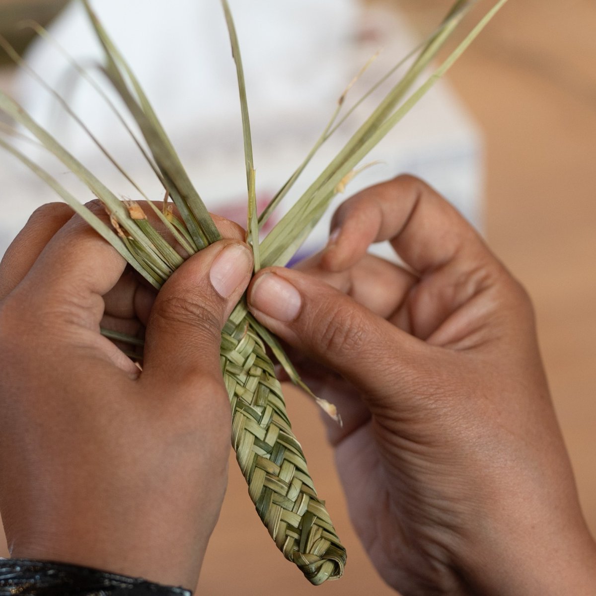 ExperienceAlUla's tweet photo. Behind every handcrafted piece is a teacher, a story, and a tradition carried forward 🧵

Today, we celebrate the talented artisans who continue to inspire future generations by keeping AlUla's rich heritage alive ✨

Happy #WorldTeachersDay 🤎

#ExperienceAlUla https://t.co/KJgyDruIta