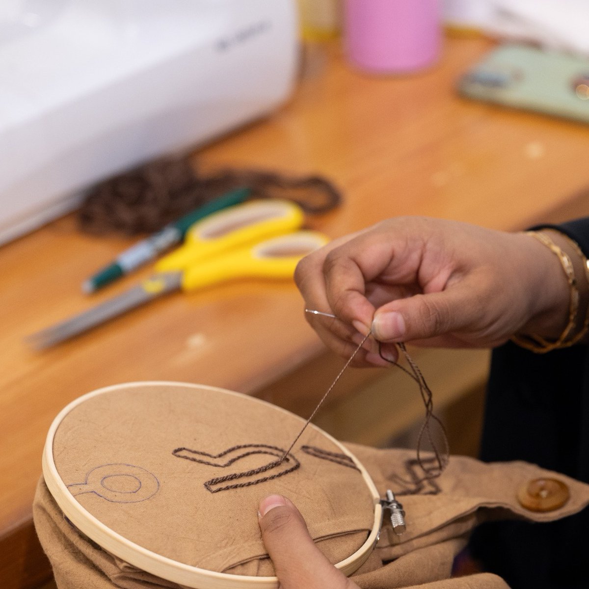 ExperienceAlUla's tweet photo. Behind every handcrafted piece is a teacher, a story, and a tradition carried forward 🧵

Today, we celebrate the talented artisans who continue to inspire future generations by keeping AlUla's rich heritage alive ✨

Happy #WorldTeachersDay 🤎

#ExperienceAlUla https://t.co/KJgyDruIta