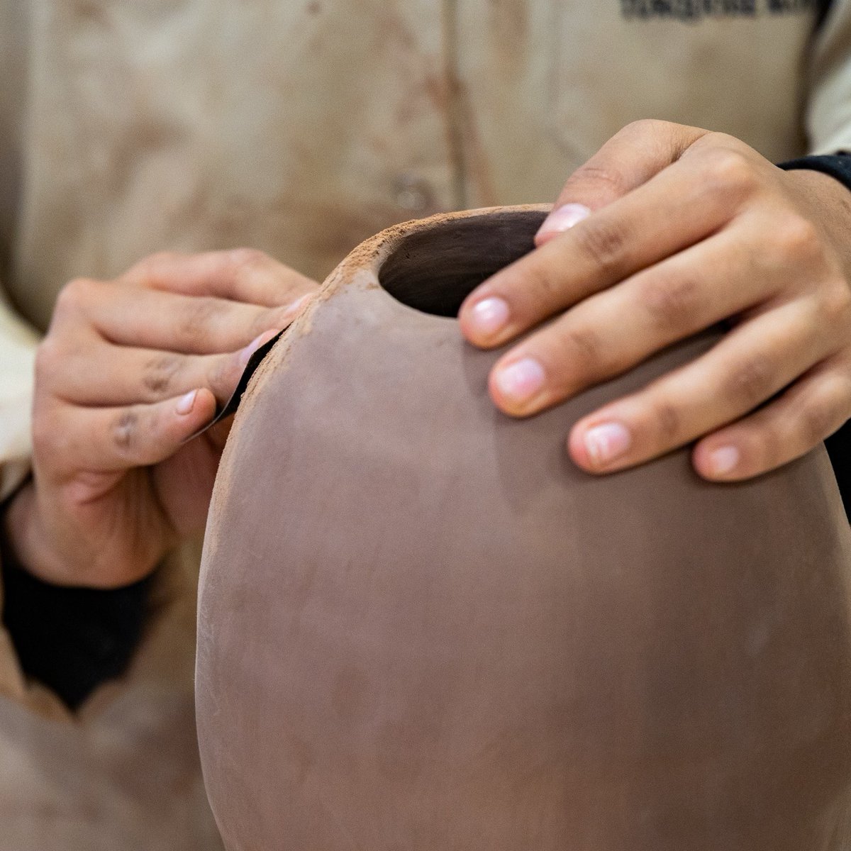ExperienceAlUla's tweet photo. Behind every handcrafted piece is a teacher, a story, and a tradition carried forward 🧵

Today, we celebrate the talented artisans who continue to inspire future generations by keeping AlUla's rich heritage alive ✨

Happy #WorldTeachersDay 🤎

#ExperienceAlUla https://t.co/KJgyDruIta