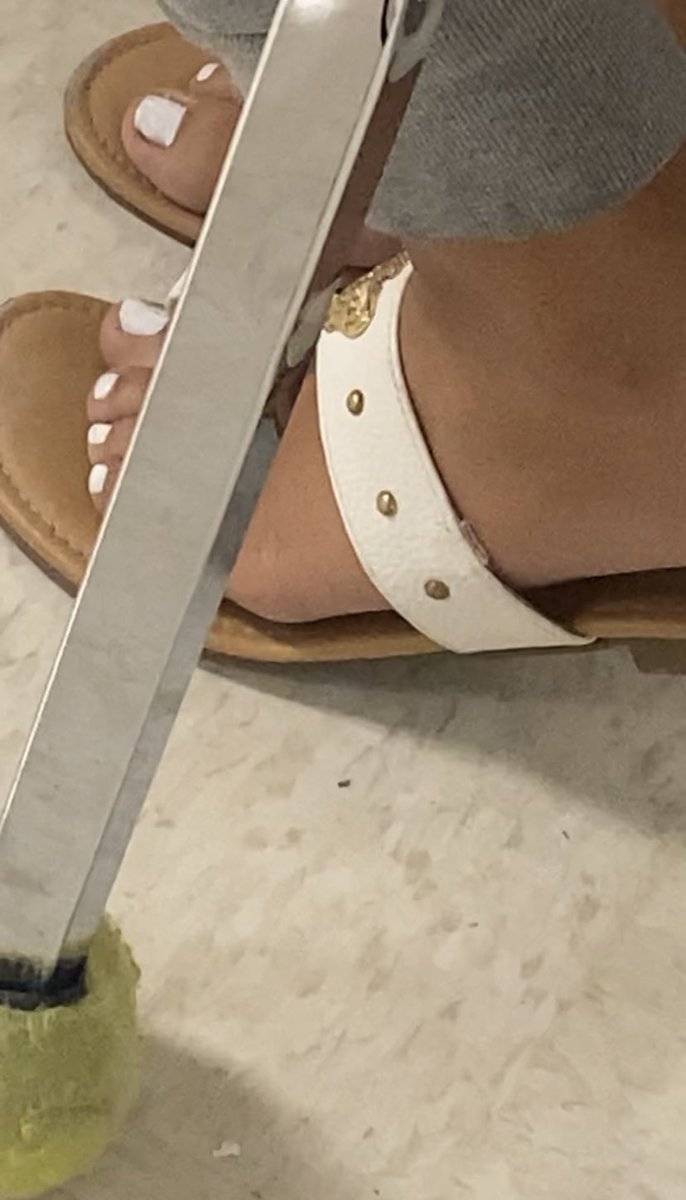 Leothecatcher's tweet photo. loved her toes #candid #candidfeet #feet #feetfetish #trib https://t.co/gdAjceeDYb