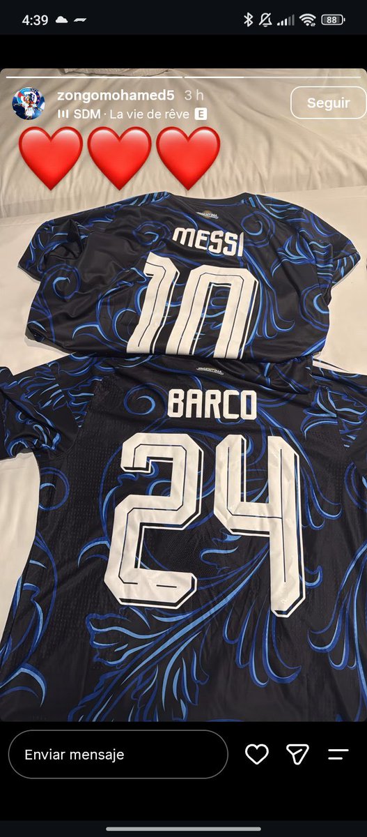 bibiendoenuna's tweet photo. el colo fue de los pocos que se quedo a hablar y le intercambio camiseta al pibe, ahí se estaba yendo a buscar una campera, que ganas de romper las pelotas sin saber nada https://t.co/iOnftboo7r
