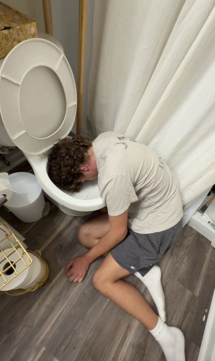 Thebigpeter001's tweet photo. Do people actually keep their hands on the toilet like this while vomiting 😭? https://t.co/ZRdypsNLya