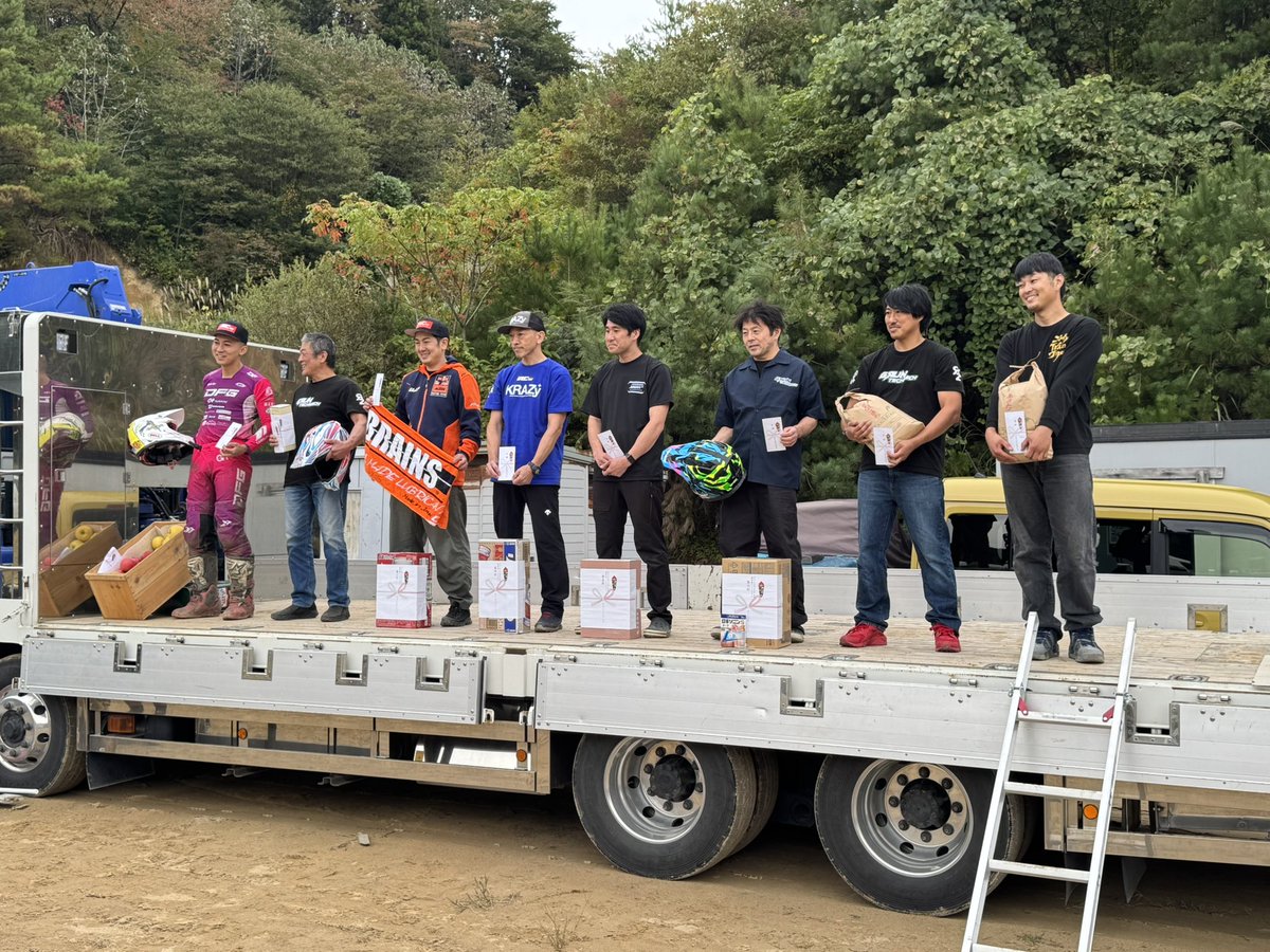 grun_miura's tweet photo. 全日本ハードエンデューロ選手権 R5
DAISEN 秋田
ご参加頂いた皆様ありがとうございました
帰宅後疲れてすぐ寝てしまったので。。
去年の暮れに全日本をやって欲しいと打診頂き、今年の雪解けから皆様にご協力頂き半年ほぼ土日コース作りに通いました
6月にローカルイベントやってみて、そこから修正と試走、開拓を繰り返し、この山でできるであろう場所は6割くらい開拓して繋げ、試走して今回のコースになりました
敷地内で使える山の高さが低いので、ロングヒルはほぼ作れなかったんですが、前半は優しめにし中間から開拓したセクションを全繋ぎして休む場所を無くし、後半にインパクトあるセクションを配置
脳内にあったイメージでコースは作れたのではないかな?と思います
今回の開催に向けてご協力して頂いた皆様に感謝致します
ありがとうございました
来年も全日本選手権開催の予定です
大会ご協賛
竹城青果様(重機、賞品)
汁長様(重機リース、ドリンク)
オートランド秋田 エンデューロ部会様
新庄オフロードパーク様
IRC様
大塚工業様
Krazy 近藤様
卜部孝平様
松尾光彩様
秋田トライアルクラブ様
オートランド秋田 四駆部会様
グランテクニッシュ
順不同
(抜けあったらすいません)
#DAISEN
#全日本ハードエンデューロ選手権
#来年もやるの?