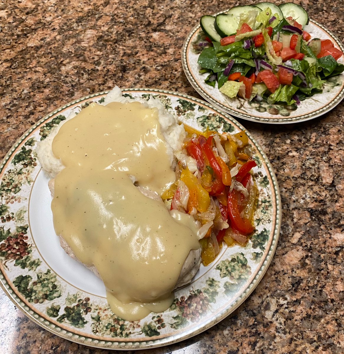 rebaraebeemee's tweet photo. What's for Dinner?
I made Chicken Breast w/Homemade Gravy from the drippins', Fresh Peeled Homemade Mashed Potatoes, Fresh Sautéed Peppers&amp;Onions and a Crisp Garden Salad made from Spinach&amp;Romaine. 🥰😋 https://t.co/4fM8sysUQb
