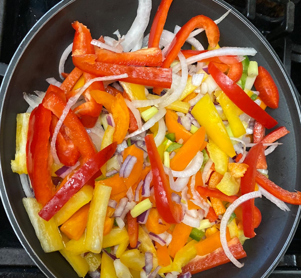 rebaraebeemee's tweet photo. What's for Dinner?
I made Chicken Breast w/Homemade Gravy from the drippins', Fresh Peeled Homemade Mashed Potatoes, Fresh Sautéed Peppers&amp;Onions and a Crisp Garden Salad made from Spinach&amp;Romaine. 🥰😋 https://t.co/4fM8sysUQb