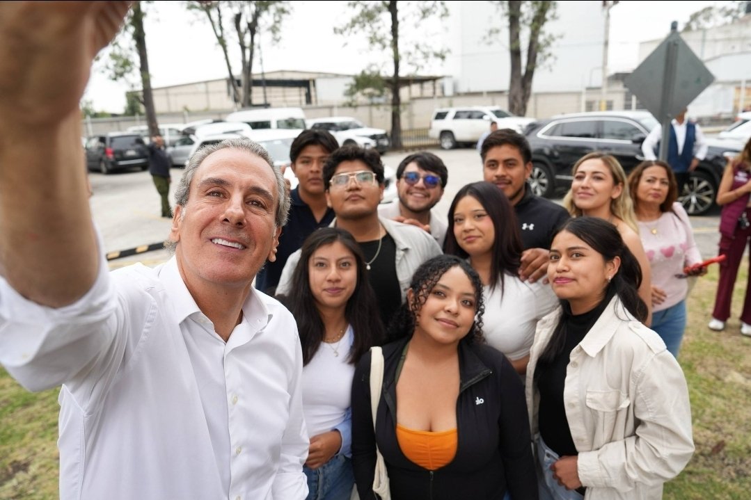 Sabi_na90's tweet photo. @MTPNoticias @pepechedrauimx @PartidoMorenaMx @armentapuebla_ La encuesta de Parametría ya puso a Pepe entre los perfiles mejor posicionados para Puebla capital. Ahora falta ver qué decide Morena y cómo se lleva el proceso. https://t.co/zmgPt7b3nW