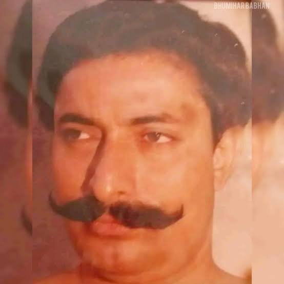 MungerKU's tweet photo. हस्ती..... 
ब्रांड बेगुसरैय्या..... 

जिनके कंपनी को रेलवे ठिका दिलवाते दिलवाते सुरजभान गोरखपुर से लेके हावड़ा का माफिया किंग बन गए, ये वो रामलखन सिंह हैं। https://t.co/5Y9VOOpCgO