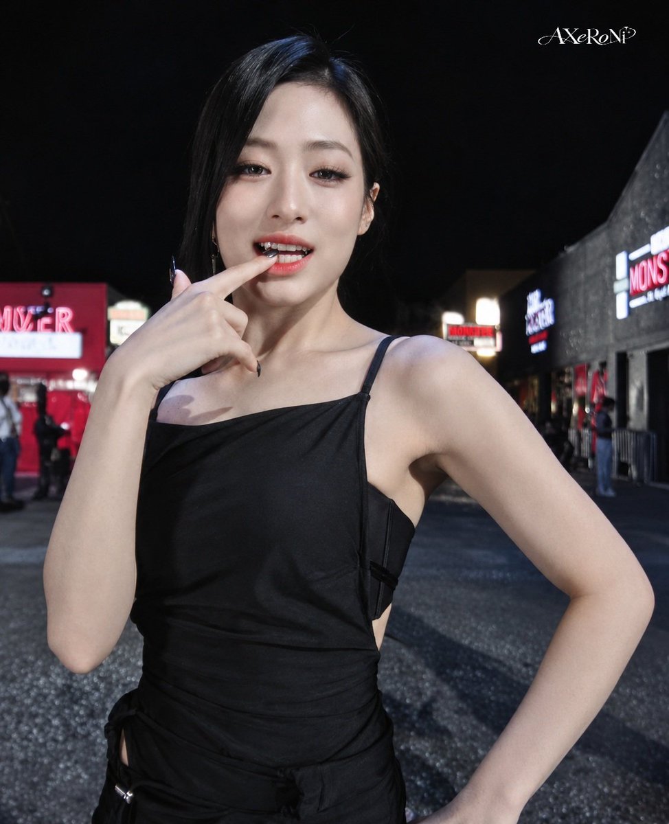 AXeRoNi's tweet photo. The kind of vampire you wouldn’t even try to escape from🩸🖤
#AHYEON #BABYMONSTER https://t.co/mYVdGaIoOY