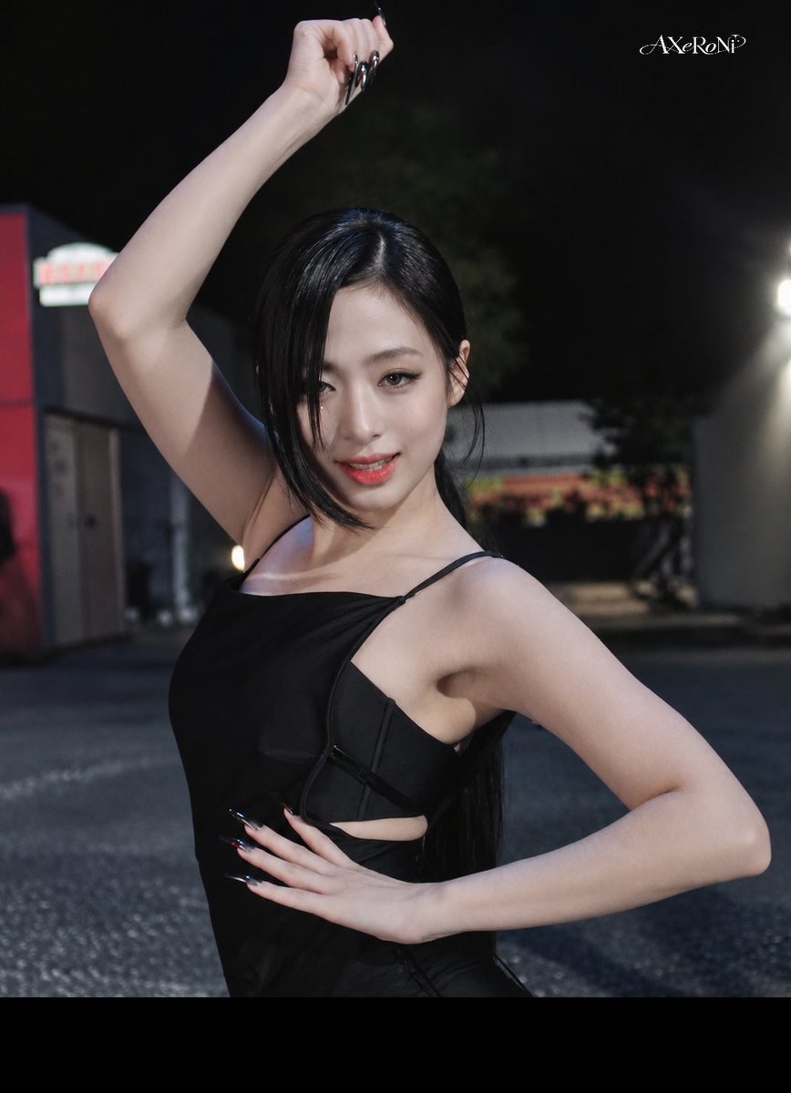 AXeRoNi's tweet photo. The kind of vampire you wouldn’t even try to escape from🩸🖤
#AHYEON #BABYMONSTER https://t.co/mYVdGaIoOY