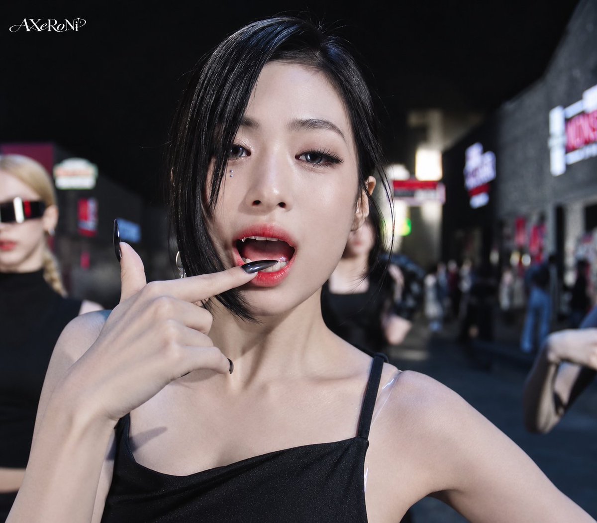 AXeRoNi's tweet photo. The kind of vampire you wouldn’t even try to escape from🩸🖤
#AHYEON #BABYMONSTER https://t.co/mYVdGaIoOY