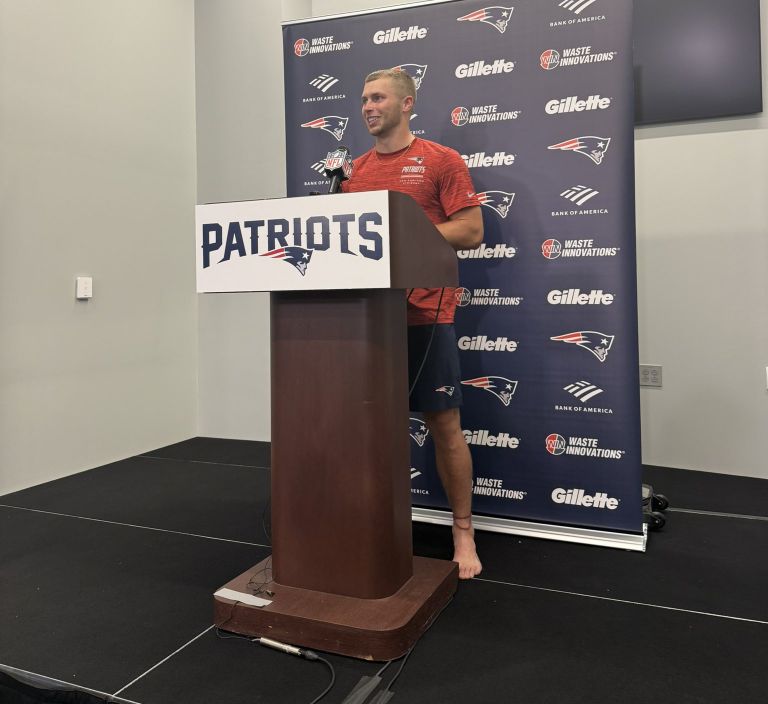 nacionpatriots's tweet photo. Efton Chism III: "Mira, cuando estoy ahí afuera y el balón está en el aire, de alguna manera me desconecto. Estoy en ese pequeño estado de flujo."

Y sí, está descalzo como su maestro, Mack Hollins. https://t.co/3y9r1vtULb