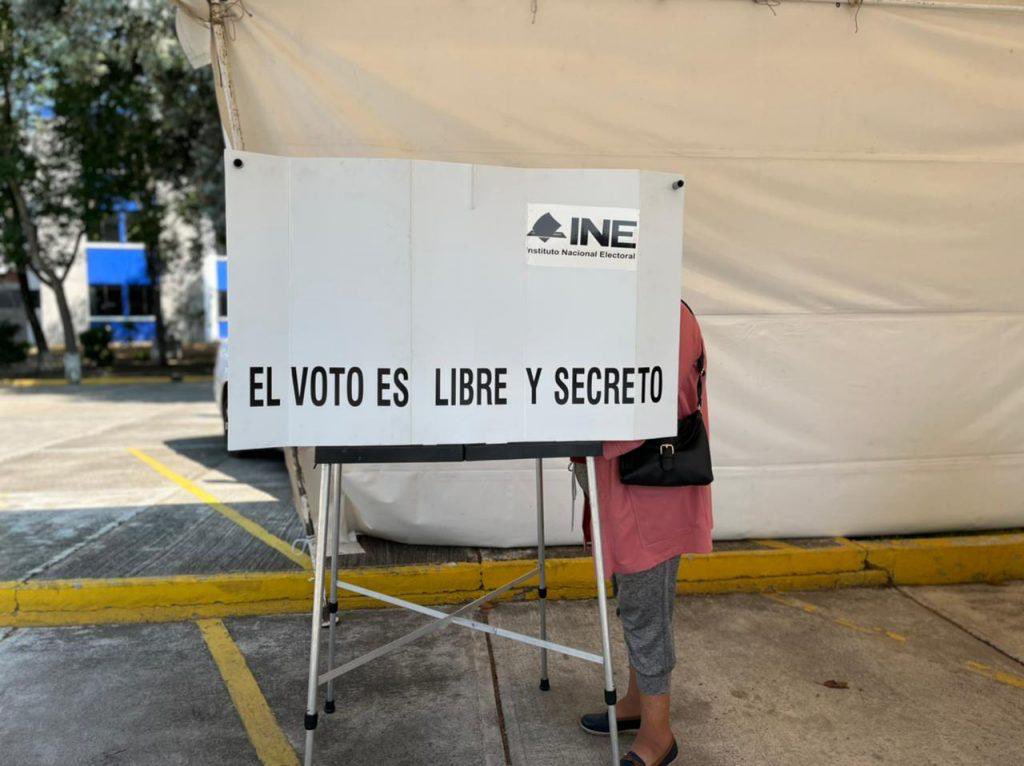 SorayaCordovaM's tweet photo. #Opinión | Morena, los adelantados y la lucha de clases
Soraya Córdova Morán
 
El 28 de septiembre, la dirigencia de Morena, nominó a quienes serán los candidatos a gobernadores en los 17 estados que se disputarán durante las elecciones de 2027.
Completo: https://t.co/8VrxJTDzip https://t.co/NqIqowu1Cp