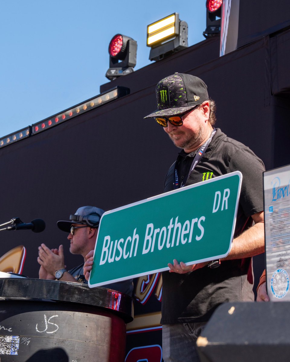 LVMotorSpeedway's tweet photo. Welcome home, Kurt. 💚

@KurtBusch | #SouthPoint400 https://t.co/suTRczwuWw