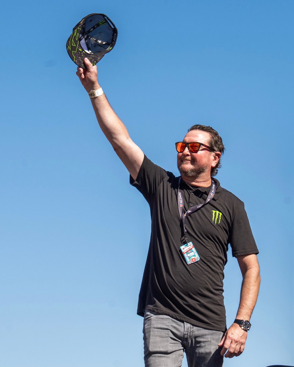 LVMotorSpeedway's tweet photo. Welcome home, Kurt. 💚

@KurtBusch | #SouthPoint400 https://t.co/suTRczwuWw