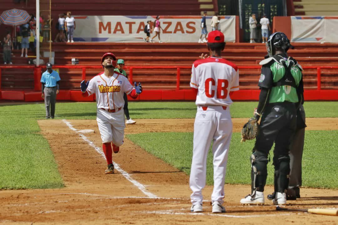 mariofsabines's tweet photo. ⚾🇨🇺 ¡La pelota es alegría! Con un estadio lleno de fanáticos, los Cocodrilos de #Matanzas vencieron a Cienfuegos con jonrones de Medina y Andrys, y una salida magistral de Yera.

La Serie Nacional une, emociona y nos hace soñar. ¡Vamos por más, muchachos! #MatancerosEnVictoria https://t.co/huGqPeRhuL