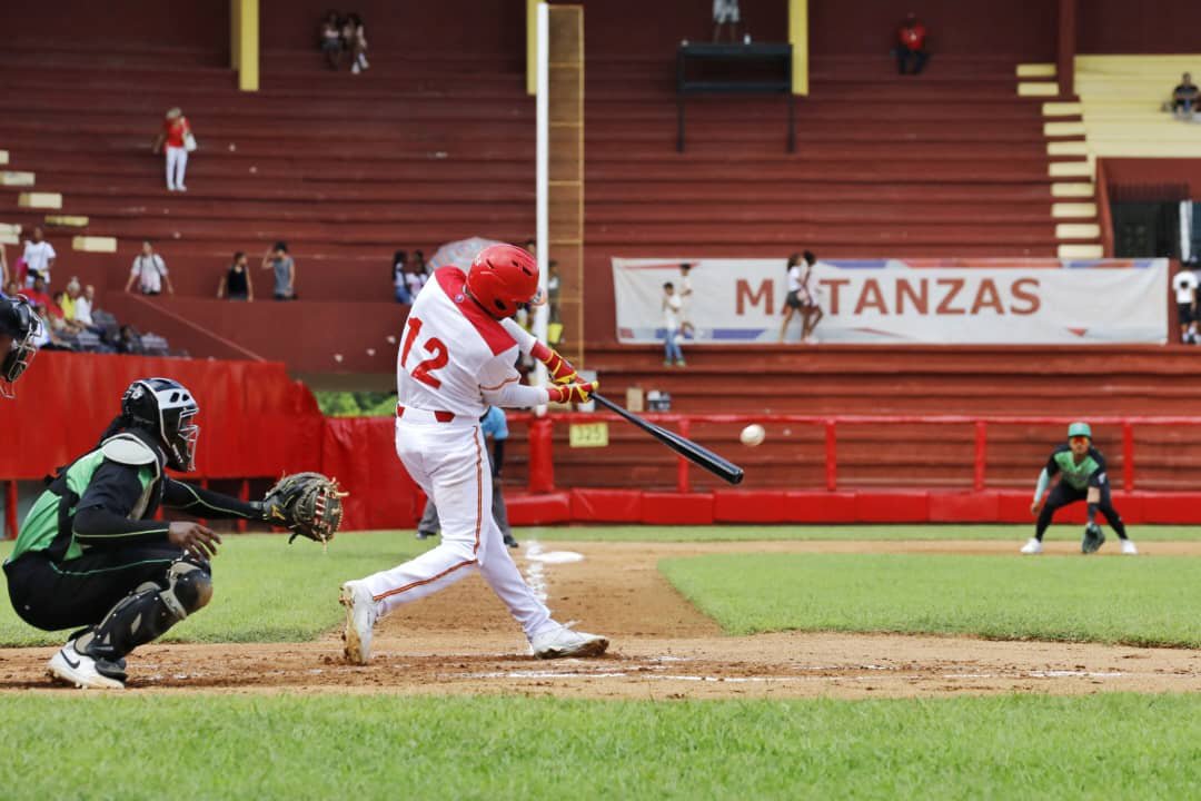 mariofsabines's tweet photo. ⚾🇨🇺 ¡La pelota es alegría! Con un estadio lleno de fanáticos, los Cocodrilos de #Matanzas vencieron a Cienfuegos con jonrones de Medina y Andrys, y una salida magistral de Yera.

La Serie Nacional une, emociona y nos hace soñar. ¡Vamos por más, muchachos! #MatancerosEnVictoria https://t.co/huGqPeRhuL