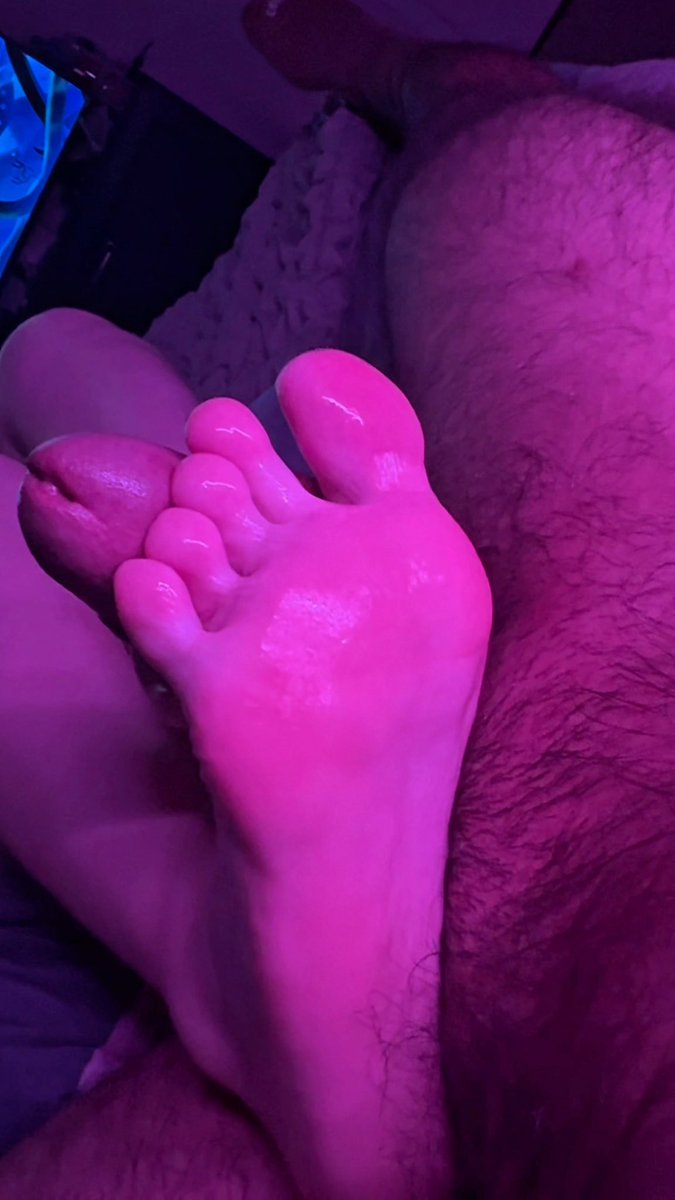 Palefeet_godess's tweet photo. I used to think liking feet was weird. Now I look at you funny if you say you don’t suck toes https://t.co/UTpf11lquV