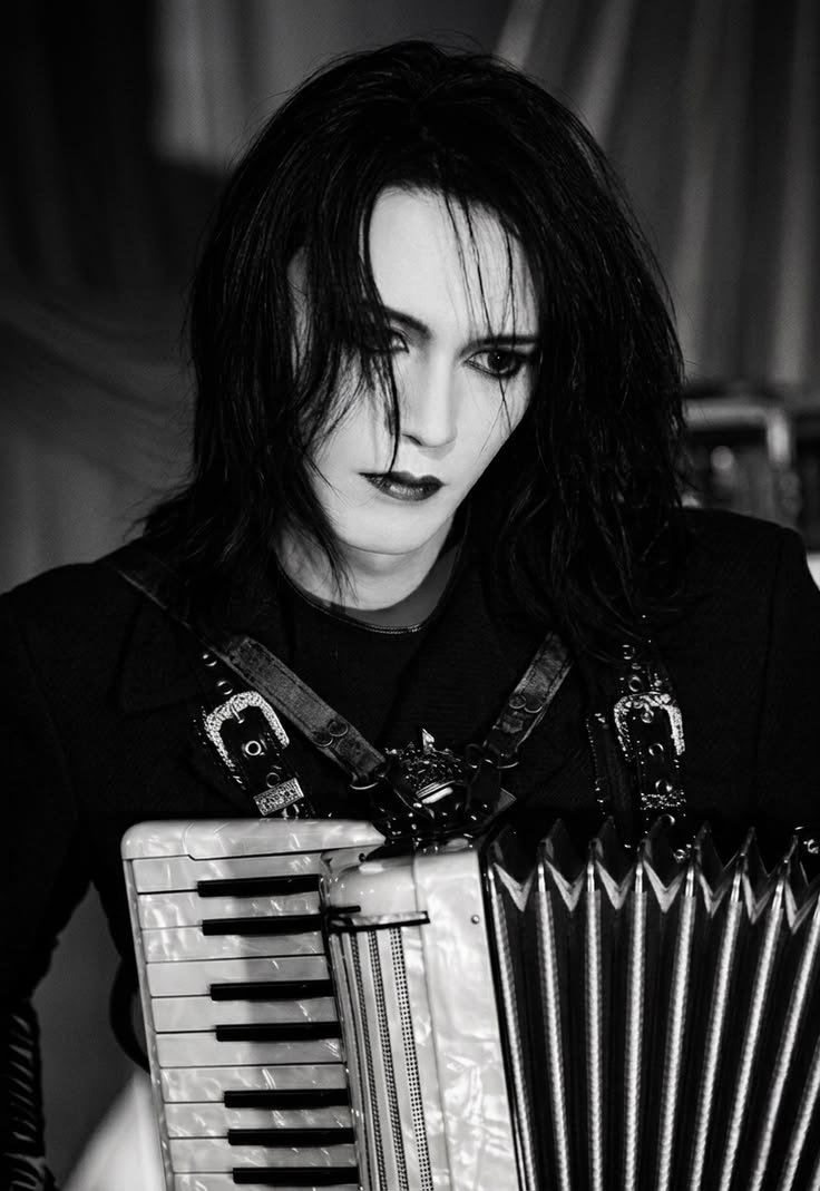 arege_z's tweet photo. @Retroanimes_ I wonder if this character was inspired by Atsushi Sakurai, just like Orochimaru from *Naruto*? There are so many anime characters who resemble Atsushi Sakurai—it's amazing.🌛🌛🌛🙃🙃🙃🎌🎌🎌🧠🧠🧠⛪⛪⛪✨✨✨💅💅💅 https://t.co/LAe0xLqxGW