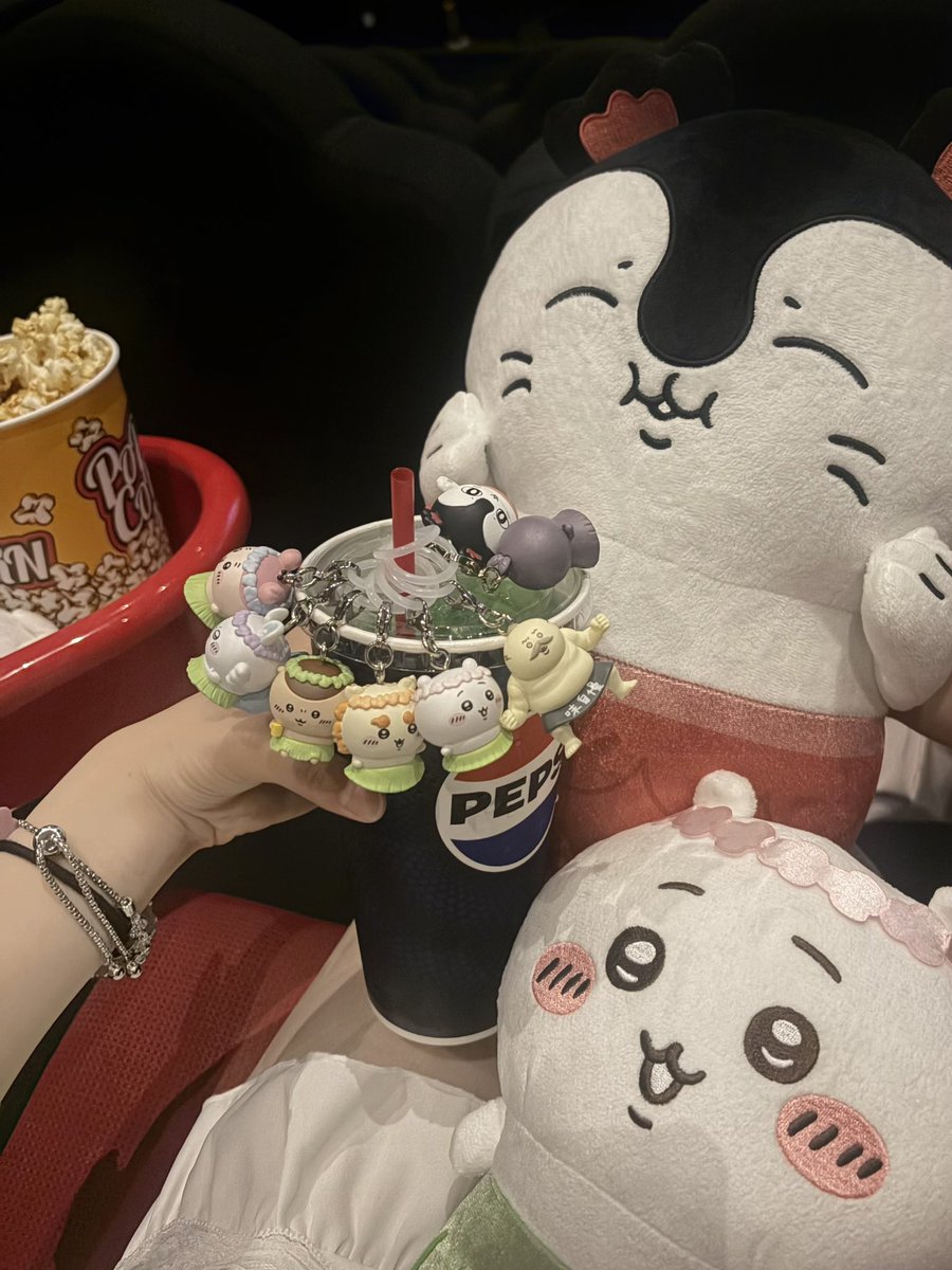 comic_s2's tweet photo. ちいかわの映画何回見に��けば気が済むのって感じだよね(◜ᴗ◝ ) プルバックカーだけ手に入れれなかったの後悔😢第6弾がたのしみ💖 https://t.co/W9BnLdp6x7